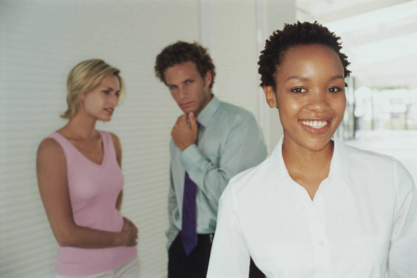 西方人,三个人,同事,商务人士,商务男性,商务女性,站,笑,微笑,露齿笑,横图,室内,白天,正面,衬衫,成功,合作,团队,集体,信心,欧洲,非洲,黑人,欧洲人,撑,阴影,套装,朦胧,模糊,反射,影子,墙,领带,扭头,托腮,注视,队伍,墙壁,墙面,白色,观察,看,托,站着,转头,观看,察看,领导,象征,庄重,成就,关注,托下巴,商务装,身份,困惑,合伙,领袖,工薪阶层,正式,地位,猜忌,猜疑,单手托腮,男人,男性,年轻男性,年轻女性,女人,女性,白种人,非洲人,白领,上班族,站立,半身,彩图,衬衣