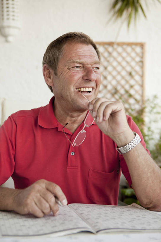 西方人,一个人,坐,笑,微笑,露齿笑,竖图,室内,白天,正面,游戏,植物,桌子,书籍,欧洲,欧洲人,仅一个男性,仅一个人,一本,握,阴影,服装,时间,反射,笔,盆栽,时钟,手表,影子,墙,办公用品,盆景,玩,计时,注视,休闲装,娱乐,书桌,水笔,墙壁,墙面,文具,衣服,红色,绿色,白色,自然,课桌,学习用品,钟表,观察,看,仅一个老年男性,休闲,休闲服,表,握着,服饰,生长,成长,观看,活动,腕表,文具用品,察看,发泄,关注,消遣,智力,智力游戏,宣泄,数独,老年男性,男人,男性,白种人,书,图书,钟,玩耍,嬉戏,坐着,半身,彩图,数独游戏