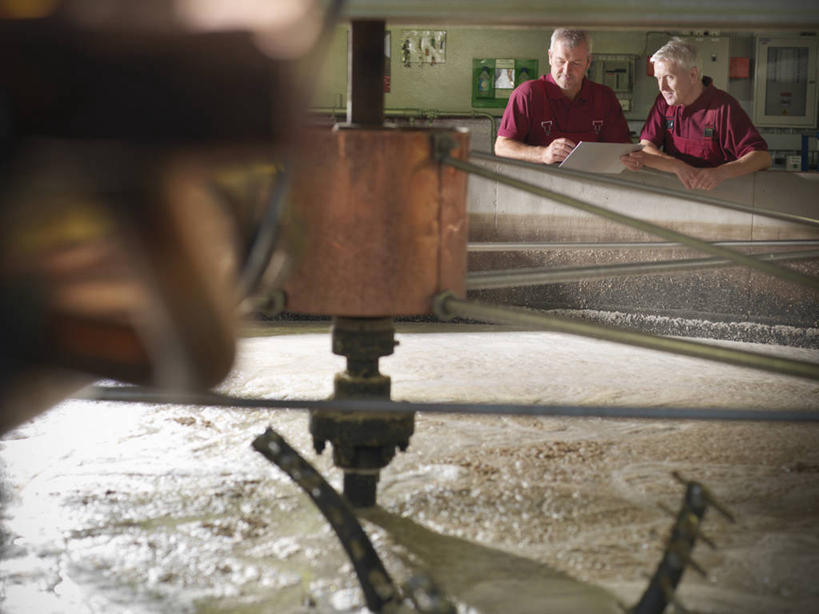 威士忌,西方人,两个人,同事,技术人员,工厂,站,横图,室内,白天,正面,工作服,制服,成功,合作,团队,集体,信心,车间,机器,欧洲,欧洲人,握,朦胧,模糊,材料,档案,文件,酒类,拿,拿着,扭头,注视,队伍,酒,饮料,工人,资料,观察,看,站着,转头,机械,握着,观看,察看,领导,成就,关注,文档,记录板,合伙,领袖,记事板,烈酒,工作制服,老年男性,男人,男性,中年男性,白种人,员工,技术员,站立,半身,彩图,工作套服,制造厂,匠人,劳动者,体力工,技工