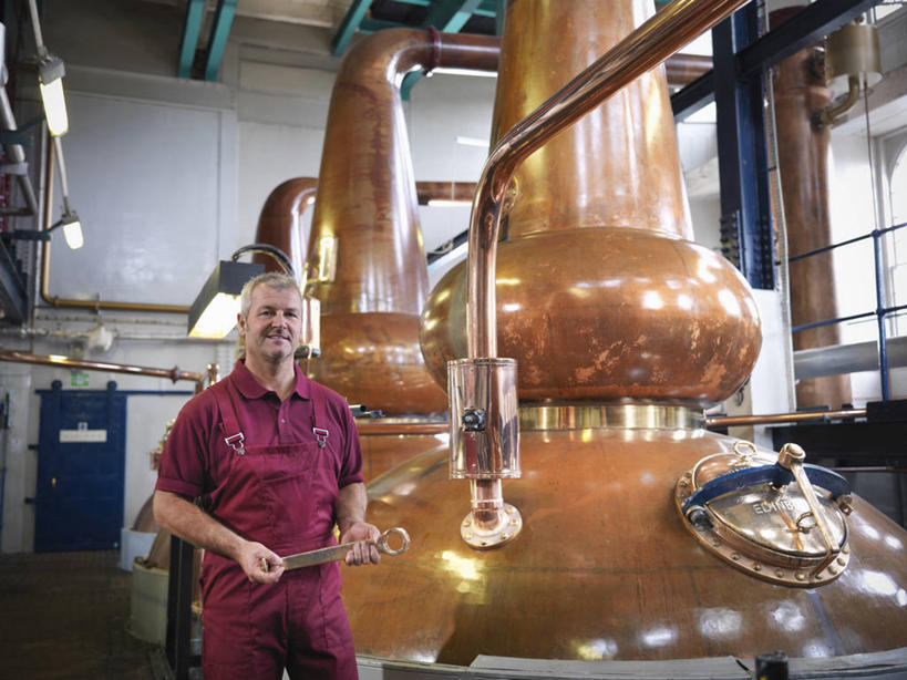 威士忌,西方人,一个人,技术人员,工厂,站,笑,微笑,露齿笑,横图,室内,白天,正面,工作服,制服,车间,机器,欧洲,欧洲人,仅一个男性,仅一个人,仅一个中年男性,握,墙,酒类,拿,拿着,注视,墙壁,墙面,酒,饮料,工人,观察,看,站着,机械,握着,观看,察看,关注,烈酒,工作制服,男人,男性,中年男性,白种人,员工,技术员,站立,半身,彩图,工作套服,制造厂,匠人,劳动者,体力工,技工