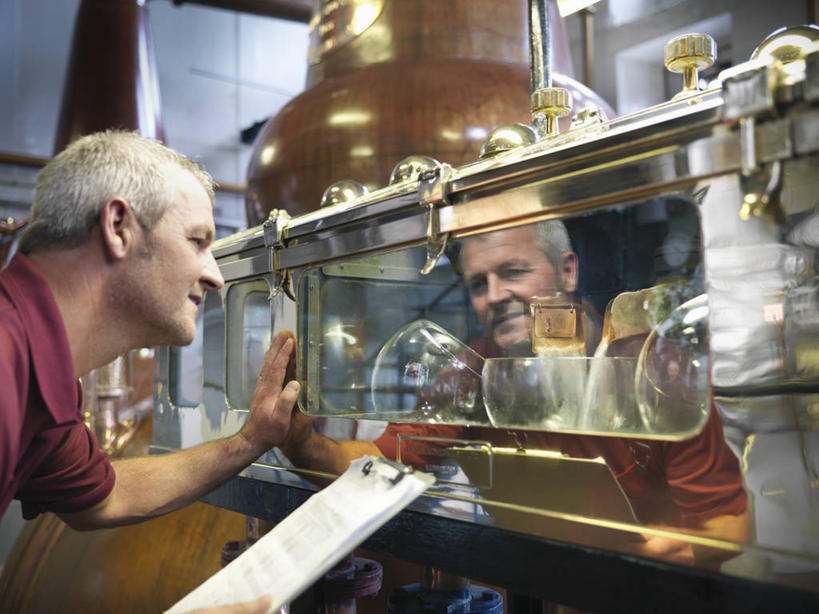 威士忌,西方人,一个人,技术人员,工厂,站,笑,摸,微笑,露齿笑,横图,室内,白天,侧面,工作服,制服,车间,机器,欧洲,欧洲人,仅一个男性,仅一个人,仅一个中年男性,抚摸,弯腰,阴影,反射,材料,档案,文件,影子,酒类,注视,酒,饮料,工人,资料,观察,看,站着,机械,观看,察看,关注,文档,记录板,记事板,弯身,烈酒,工作制服,男人,男性,中年男性,白种人,员工,技术员,触摸,接触,站立,半身,彩图,工作套服,制造厂,匠人,劳动者,体力工,技工