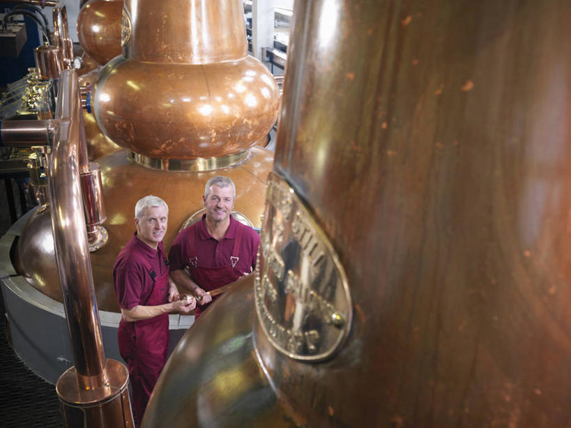 西方人,两个人,同事,技术人员,工厂,栏杆,站,笑,微笑,露齿笑,横图,俯视,室内,白天,工作服,制服,成功,合作,团队,集体,信心,车间,机器,窗户,落地窗,欧洲,欧洲人,握,工具,墙,围栏,拿,拿着,扭头,注视,队伍,护栏,玻璃窗,墙壁,墙面,工人,观察,看,站着,转头,机械,握着,观看,察看,领导,成就,关注,合伙,领袖,酿酒,工作制服,蒸馏,老年男性,男人,男性,中年男性,白种人,员工,技术员,抬头,仰头,站立,半身,彩图,高角度拍摄,工作套服,制造厂,匠人,劳动者,体力工,技工