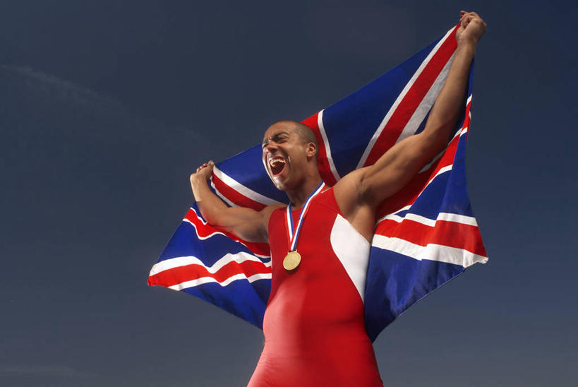 西方人,一个人,运动员,站,举,闭眼,伸展双臂,横图,室外,白天,仰视,运动服,兴奋,成功,胜利,旗帜,国旗,欧洲,欧洲人,仅一个男性,仅一个人,握,阴影,服装,光线,影子,拿,拿着,仅一个年轻男性,衣服,蓝色,蓝天,天空,阳光,英国国旗,天,托,站着,张嘴,光彩,握着,服饰,晴朗,米字旗,衣着,穿着,奖牌,荣誉,奖品,张大嘴巴,万里无云,荣耀,衣饰,光荣,男人,男性,年轻男性,白种人,旗,晴空,晴空万里,张开嘴,体育运动员,运动选手,闭眼睛,闭着眼,闭着眼睛,敞开双臂,举起,举手,举着,伸开双臂,向上举,向上伸,向上托,展开双肩,站立,张开手臂,张开双臂,半身,彩图,低角度拍摄,高兴,运动装