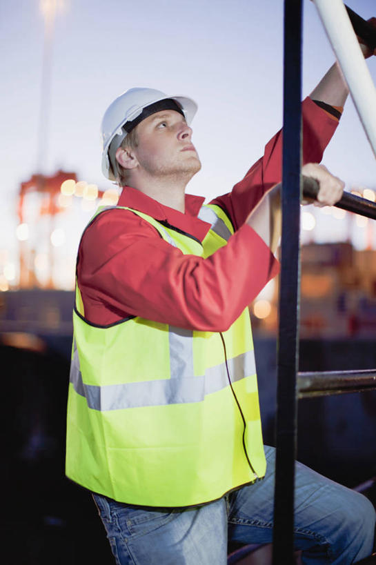 西方人,一个人,建筑工人,码头,站,攀登,竖图,室外,白天,侧面,工作服,制服,安全,港口,帽子,金属制品,欧洲,欧洲人,仅一个男性,仅一个人,握,阴影,朦胧,模糊,光线,金属,梯子,头盔,影子,阶梯,灯光,防护,扭头,注视,工人,仅一个年轻男性,安全帽,手套,观察,看,站着,转头,爬,握着,观看,上升,保护,察看,关注,保险,保全,周全,安稳,安定,防护手套,登高,工作制服,平安,男人,男性,年轻男性,白种人,员工,建筑工,攀爬,抬头,仰头,站立,半身,彩图,工作套服,摆渡口,埠头,渡口,渡头,港湾,海港,货运码头,口岸,商港,安全服,反光背心,反光服,反光衣,匠人,劳动者,体力工