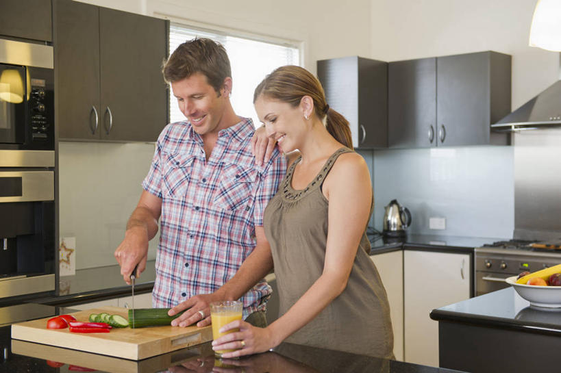 果汁,西方人,中年人,两个人,家庭,夫妻,站,横图,室内,白天,正面,爱情,餐桌,厨房,窗户,柜子,天花板,桌子,黄瓜,蔬菜,西红柿,杯子,厨具,金属制品,照明,欧洲,欧洲人,一本,切开,握,阴影,服装,新鲜,光线,金属,工具,影子,墙,灯光,橙汁,食品,案板,刀具,饮品,浪漫,注视,休闲装,干净,吊灯,玻璃窗,墙壁,墙面,玻璃制品,灯,砧板,食物,饮料,一个,衣服,白色,水杯,橱柜,灯具,刀,低头,观察,看,切,站着,休闲,温暖,温馨,一家人,休闲服,恩爱,搭,握着,恋人,服饰,有机食品,绿色食品,单个,餐台,油烟机,观看,照亮,和睦,察看,卫生,吸油烟机,甜橙,照明设备,搭着,关注,可口,菜刀,剖面,切面,切菜刀,适口,男人,男性,女人,女性,中年男性,中年女性,白种人,夫妇,情侣,玻璃杯,橙子,橙,洋柿子,青瓜,胡瓜,柑仔蜜,番茄,臭柿,站立,半身,彩图,灶间,鹄壳,黄橙,黄果,金橙,金环,金球,糖橙,六月柿,伴侣,融洽,喜报三元