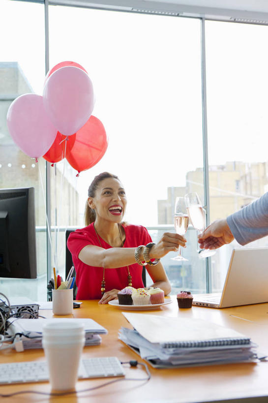 葡萄酒,西方人,两个人,同事,商务人士,商务男性,商务女性,办公室,站,坐,笑,微笑,露齿笑,竖图,室内,白天,正面,衬衫,奢侈,游戏,快乐,成功,合作,团队,集体,信心,电脑,笔记本电脑,窗户,家具,落地窗,桌子,杯子,玩具,欧洲,欧洲人,握,阴影,套装,庆祝,反射,网络,材料,档案,高脚杯,文件,影子,纸,塑料,办公桌,浪漫,拿,玩,拿着,注视,娱乐,通讯设备,队伍,玻璃窗,玻璃制品,酒,饮料,粉色,红色,酒杯,气球,手稿,塑料制品,资料,香槟,干杯,观察,看,碰杯,站着,休闲,充气玩具,橡胶,交际,益智,友好,诱惑,握着,观看,活动,证明,庆贺,察看,无线,领导,成就,发泄,关注,消遣,智力,文档,礼仪,通信设备,商务装,无线网络,敬酒,合伙,领袖,无线上网,便携式电脑,工薪阶层,香槟杯,橡胶制品,办公家具,劝酒,宣泄,气泡酒,起泡酒,汽酒,手提电脑,男人,男性,女人,女性,中年男性,中年女性,白种人,白领,上班族,玻璃杯,玩耍,嬉戏,站立,坐着,半身,彩图,衬衣,高兴,欢笑