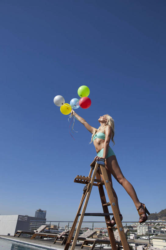 西方人,一个人,栏杆,举,攀登,竖图,室外,白天,侧面,泳装,比基尼,欧洲,欧洲人,仅一个年轻女性,仅一个女性,仅一个人,握,阴影,装饰,光线,梯子,影子,塑料,阶梯,围栏,注视,踩,护栏,蓝色,蓝天,天空,阳光,气球,塑料制品,天,踩着,观察,看,托,爬,橡胶,握着,晴朗,观看,上升,华丽,修饰,点缀,察看,关注,橡胶制品,人字梯,万里无云,衬托,美观,雅致,雅观,登高,年轻女性,女人,女性,白种人,晴空,晴空万里,举起,举手,举着,攀爬,抬头,向上举,向上伸,向上托,仰头,彩图,全身,三点式,泳衣