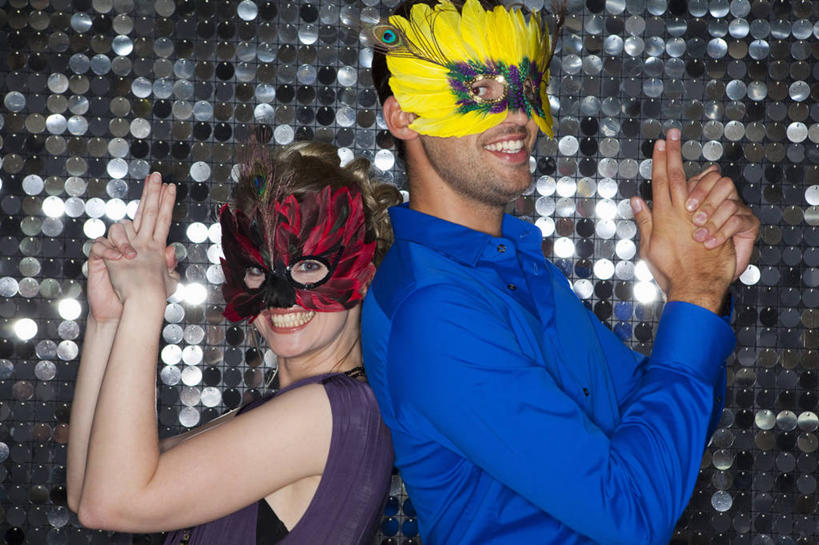 西方人,两个人,酒吧,站,举,笑,微笑,露齿笑,横图,室内,夜晚,侧面,衬衫,爱情,聚会,奢侈,夜生活,安全,欧洲,欧洲人,装饰,面具,枪,墙,浪漫,扭头,依靠,注视,娱乐,墙壁,墙面,蓝色,观察,看,手势,托,倚靠,站着,转头,背靠背,休闲,温暖,温馨,恩爱,放松,竖,背对背,恋人,手枪,观看,夜店,翘,华丽,修饰,点缀,和睦,察看,食指,关注,夜总会,衬托,美观,雅致,雅观,信任,男人,男性,年轻男性,年轻女性,女人,女性,白种人,大拇指,情侣,举起,举手,举着,向上举,向上伸,向上托,站立,半身,彩图,衬衣,酒吧间,酒馆,伴侣,融洽