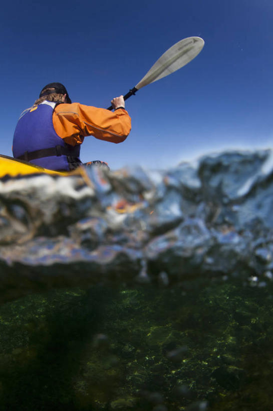 划船,皮划艇,西方人,一个人,坐,竖图,室外,白天,仰视,运动服,锻炼,旅游,度假,运动,海浪,海洋,美景,船,欧洲,欧洲人,仅一个年轻女性,仅一个女性,仅一个人,握,阴影,服装,光线,船桨,救生衣,影子,景观,浪花,拿,拿着,娱乐,衣服,蓝色,蓝天,天空,阳光,自然,海水,交通工具,天,享受,休闲,景色,放松,握着,充气,服饰,晴朗,救生背心,救生,衣着,穿着,自然风光,载具,室外运动,户外运动,海景,万里无云,衣饰,浮水衣,荡舟,年轻女性,女人,女性,白种人,大海,风浪,海,海水的波动,近岸浪,涌浪,晴空,晴空万里,坐着,半身,彩图,低角度拍摄,健身,运动装