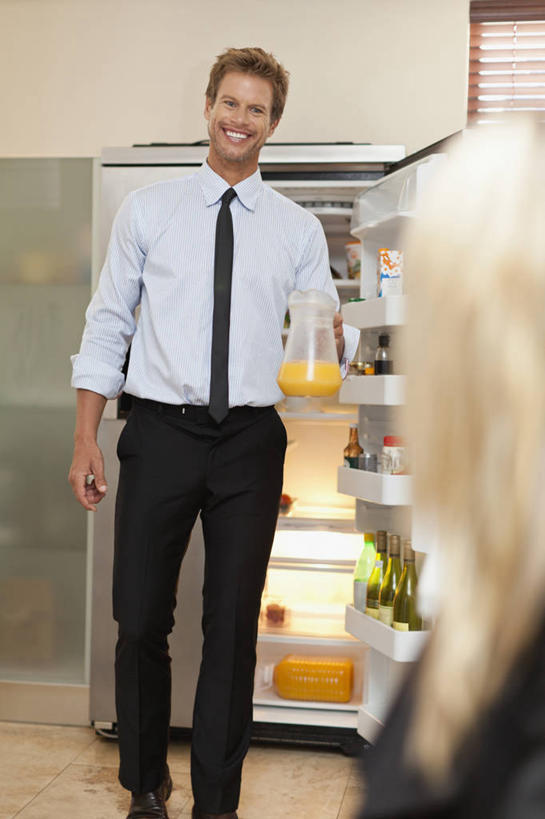 果汁,西方人,两个人,家庭,夫妻,商务人士,商务男性,商务女性,坐,走,笑,微笑,露齿笑,竖图,室内,白天,正面,衬衫,爱情,厨房,杯子,欧洲,欧洲人,握,套装,朦胧,模糊,电器,冰箱,橙汁,领带,饮品,浪漫,拿,拿着,注视,冷冻,冷柜,玻璃制品,饮料,水杯,冷藏柜,观察,看,温暖,温馨,一家人,恩爱,握着,恋人,冷藏,观看,储藏,和睦,察看,家电,家用电器,象征,庄重,甜橙,关注,可口,商务装,身份,工薪阶层,正式,地位,保鲜,适口,男人,男性,年轻女性,女人,女性,中年男性,白种人,年轻人,夫妇,情侣,白领,上班族,玻璃杯,橙子,橙,步行,散步,走路,坐着,半身,彩图,衬衣,灶间,鹄壳,黄橙,黄果,金橙,金环,金球,糖橙,伴侣,融洽