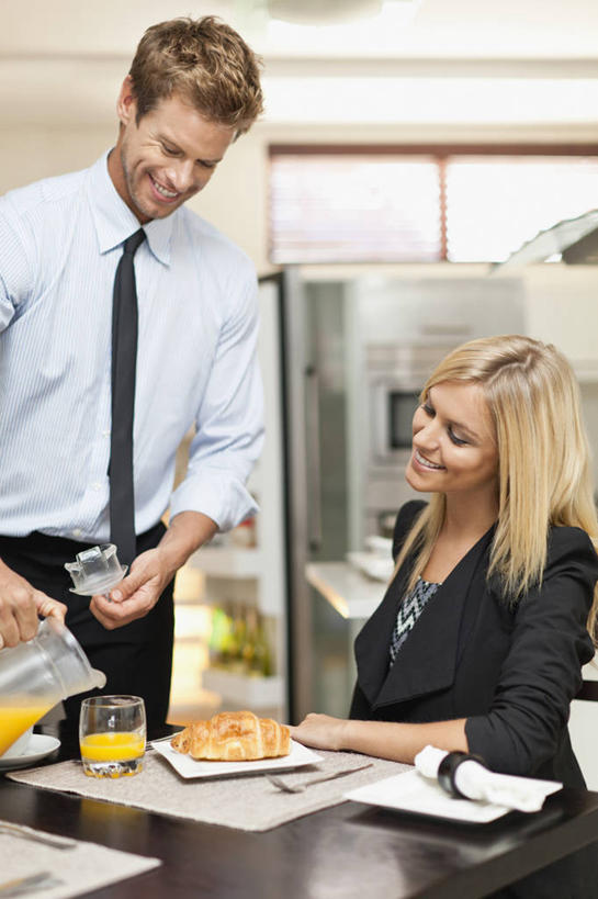 果汁,西方人,两个人,家庭,夫妻,商务人士,商务男性,商务女性,站,坐,笑,微笑,露齿笑,竖图,室内,白天,正面,衬衫,爱情,餐桌,厨房,桌子,杯子,欧洲,欧洲人,倒,握,套装,电器,冰箱,橙汁,领带,饮品,浪漫,拿,拿着,注视,冷冻,冷柜,玻璃制品,饮料,水杯,冷藏柜,观察,看,站着,温暖,温馨,一家人,恩爱,握着,恋人,冷藏,餐台,观看,储藏,和睦,察看,家电,家用电器,象征,庄重,甜橙,关注,可口,商务装,身份,工薪阶层,正式,地位,保鲜,适口,男人,男性,年轻女性,女人,女性,中年男性,白种人,年轻人,夫妇,情侣,白领,上班族,玻璃杯,橙子,橙,站立,坐着,半身,彩图,衬衣,灶间,鹄壳,黄橙,黄果,金橙,金环,金球,糖橙,伴侣,融洽