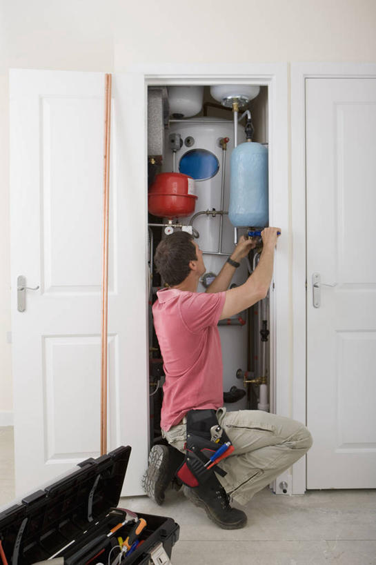 西方人,一个人,蹲,竖图,室内,白天,侧面,欧洲,欧洲人,仅一个男性,仅一个人,仅一个中年男性,握,服装,管子,墙,拿,拿着,注视,休闲装,水管,墙壁,墙面,衣服,容器,箱子,观察,看,休闲,休闲服,工具箱,握着,服饰,观看,储藏,修理,察看,储存,关注,锅炉,补缀,修缮,汽锅,男人,男性,中年男性,白种人,蹲着,彩图,全身,贮存