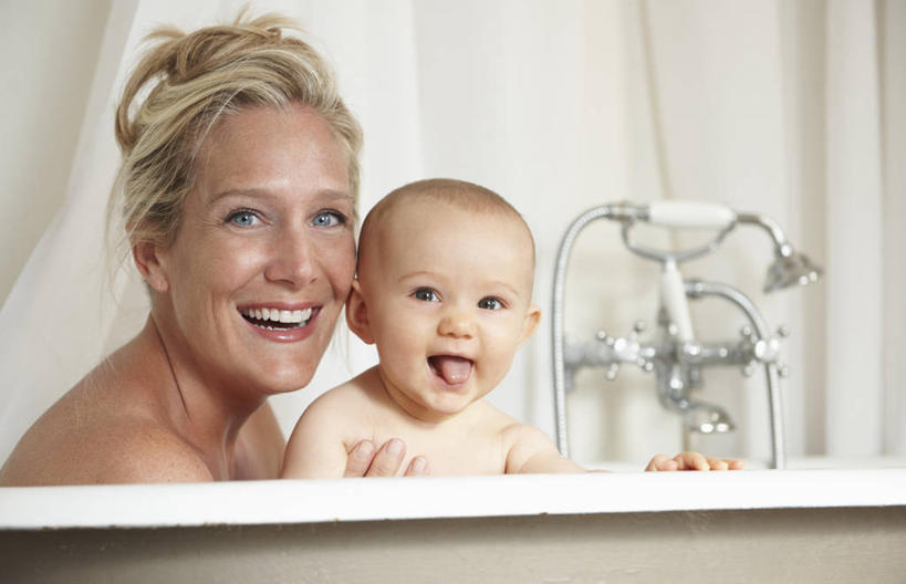 西方人,婴儿,儿童,中年人,两个人,家庭,母亲,坐,抱,笑,微笑,露齿笑,横图,室内,白天,正面,洗澡,纯洁,窗帘,卫生间,浴室,欧洲,欧洲人,阴影,装饰,反射,水龙头,影子,注视,干净,吐舌头,裸露,开关,小孩,帘子,浴缸,打开,观察,看,清洁,享受,健康,温暖,温馨,一家人,遮阳,放松,可爱,母爱,童年,童趣,保健,活泼,抱着,观看,华丽,修饰,点缀,阀门,和睦,察看,卫生,搂着,开启,关注,宝宝,裸,卫浴设备,童真,纯真,烂漫,无邪,衬托,美观,雅致,雅观,泡汤,水咀,母婴,水管装置,伶俐,天真,女人,女性,中年女性,白种人,孩子,舌头,淋浴房,搂,搂抱,坐着,半身,彩图,沐浴,冲凉房,沐浴间,沐浴室,融洽