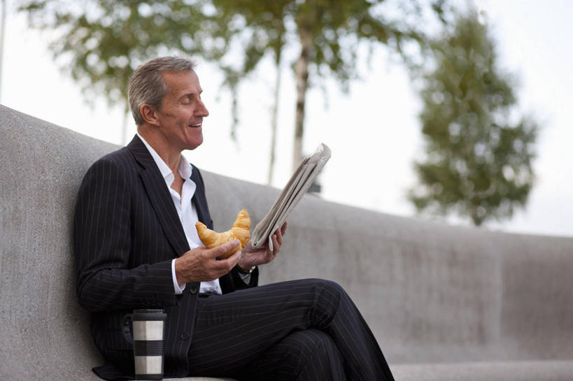 点心,面包,西方人,一个人,商务人士,商务男性,坐,笑,吃,微笑,露齿笑,横图,室外,白天,侧面,衬衫,阅读,植物,报纸,椅子,金属制品,欧洲,欧洲人,仅一个男性,仅一个人,握,学习,阴影,套装,朦胧,模糊,光线,信息,金属,影子,墙,食品,面点,羊角面包,二郎腿,注视,墙壁,墙面,树,树木,食物,糕点,一个,蓝色,绿色,蓝天,天空,阳光,自然,瓶子,天,低头,观察,看,仅一个老年男性,牛角面包,浏览,握着,生长,晴朗,单个,成长,观看,新闻,一份,察看,关注,商务装,保温,工薪阶层,保温瓶,万里无云,老年男性,男人,男性,白种人,白领,上班族,晴空,晴空万里,嚼,食,坐着,半身,彩图,衬衣,报刊