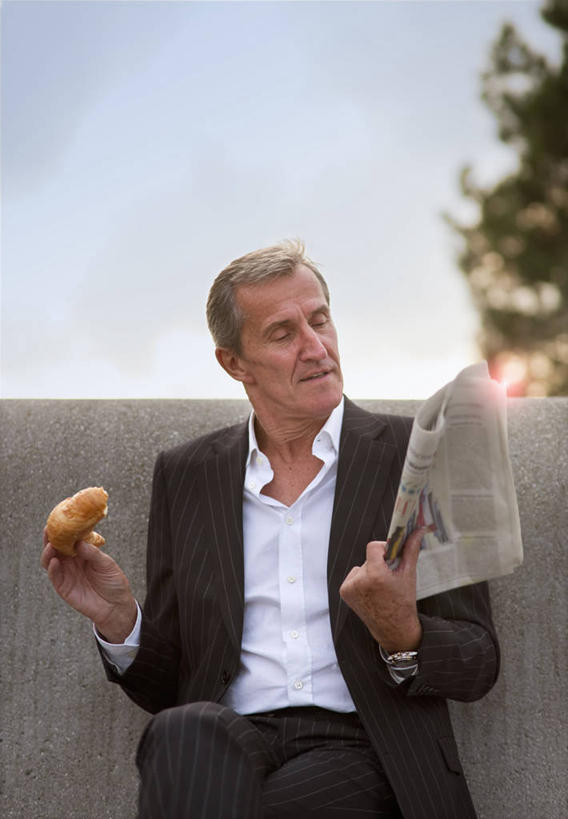 点心,面包,西方人,一个人,商务人士,商务男性,坐,笑,吃,微笑,竖图,室外,白天,正面,衬衫,阅读,植物,报纸,欧洲,欧洲人,仅一个男性,仅一个人,握,学习,阴影,套装,时间,光线,信息,时钟,手表,影子,墙,食品,面点,羊角面包,计时,注视,墙壁,墙面,树,树木,食物,糕点,一个,蓝色,绿色,蓝天,天空,阳光,自然,钟表,天,观察,看,仅一个老年男性,表,牛角面包,浏览,握着,生长,晴朗,单个,成长,观看,新闻,一份,腕表,察看,关注,商务装,工薪阶层,万里无云,老年男性,男人,男性,白种人,白领,上班族,钟,晴空,晴空万里,嚼,食,坐着,半身,彩图,衬衣,报刊