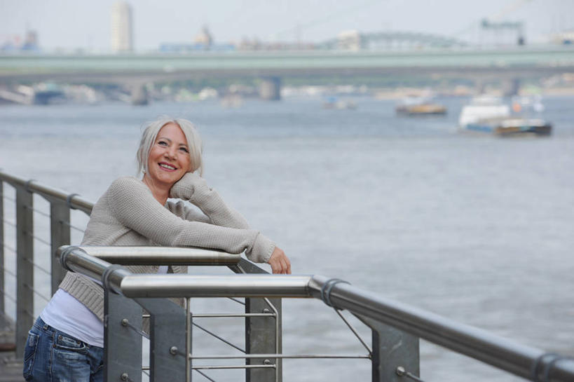 西方人,一个人,栏杆,站,笑,微笑,露齿笑,横图,室外,白天,正面,河流,水,大桥,立交桥,轮船,桥梁,船,欧洲,欧洲人,仅一个女性,仅一个人,撑,服装,朦胧,模糊,扶手,河水,水流,高架,斜拉桥,桥,注视,休闲装,护栏,衣服,交通工具,观察,看,站着,休闲,休闲服,服饰,仅一个老年女性,观看,察看,撑着,关注,载具,老年女性,女人,女性,白种人,站立,半身,彩图