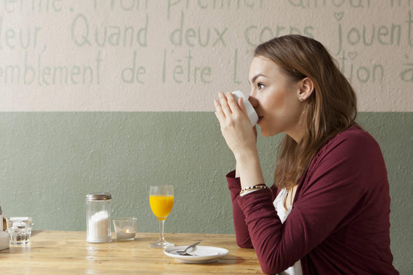 果汁,西方人,一个人,坐,横图,室内,白天,侧面,餐桌,桌子,杯子,餐具,欧洲,欧洲人,仅一个年轻女性,仅一个女性,仅一个人,喝水,握,服装,英文,标志,瓷器,碟子,高脚杯,罐子,盘,文字,字符,陶瓷,字母,橙汁,咖啡杯,陶瓷制品,红酒杯,饮品,拿,拿着,注视,休闲装,标识,玻璃制品,饮料,衣服,盘子,酒杯,瓶子,碟,观察,看,休闲,休闲服,握着,服饰,餐台,观看,英文字母,察看,甜橙,葡萄酒杯,关注,可口,咖啡店,瓷杯,咖啡屋,适口,年轻女性,女人,女性,白种人,玻璃杯,橙子,橙,坐着,半身,彩图,咖啡馆,鹄壳,黄橙,黄果,金橙,金环,金球,糖橙