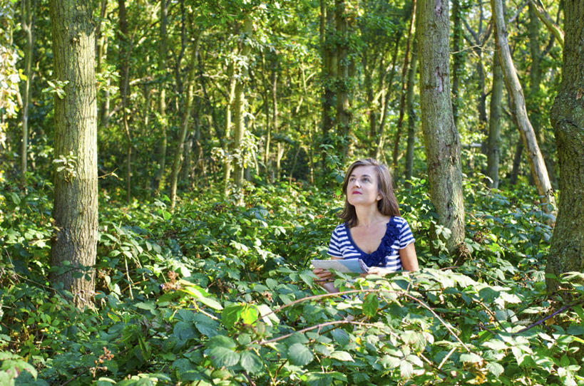 西方人,一个人,站,横图,室外,白天,正面,树林,植物,道路,地图,欧洲,欧洲人,仅一个女性,仅一个人,握,阴影,服装,光线,信息,影子,交通,拿,拿着,扭头,注视,休闲装,方向,树,树木,衣服,绿色,阳光,自然,观察,看,站着,转头,休闲,休闲服,握着,服饰,仅一个老年女性,生长,成长,观看,引导,指引,察看,关注,老年女性,女人,女性,白种人,抬头,仰头,站立,半身,彩图,导航