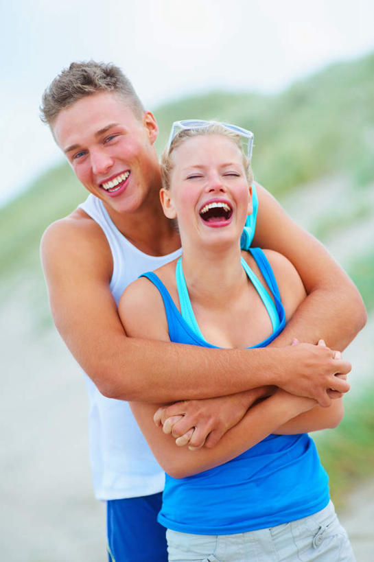 西方人,两个人,站,闭眼,抱,笑,微笑,露齿笑,竖图,室外,白天,正面,爱情,海浪,海洋,沙滩,欧洲,欧洲人,服装,朦胧,模糊,背心,墨镜,沙子,眼镜,海岸,浪花,云,云朵,沙地,浪漫,云彩,衣服,蓝色,白云,蓝天,天空,海水,太阳镜,太阳眼镜,天,站着,温暖,温馨,遮阳镜,恩爱,恋人,服饰,晴朗,抱着,和睦,搂着,衣着,穿着,海景,衣饰,男人,男性,年轻男性,年轻女性,女人,女性,白种人,情侣,大海,风浪,海,海水的波动,海滩,近岸浪,涌浪,晴空,闭眼睛,闭着眼,闭着眼睛,搂,搂抱,站立,半身,彩图,伴侣,融洽