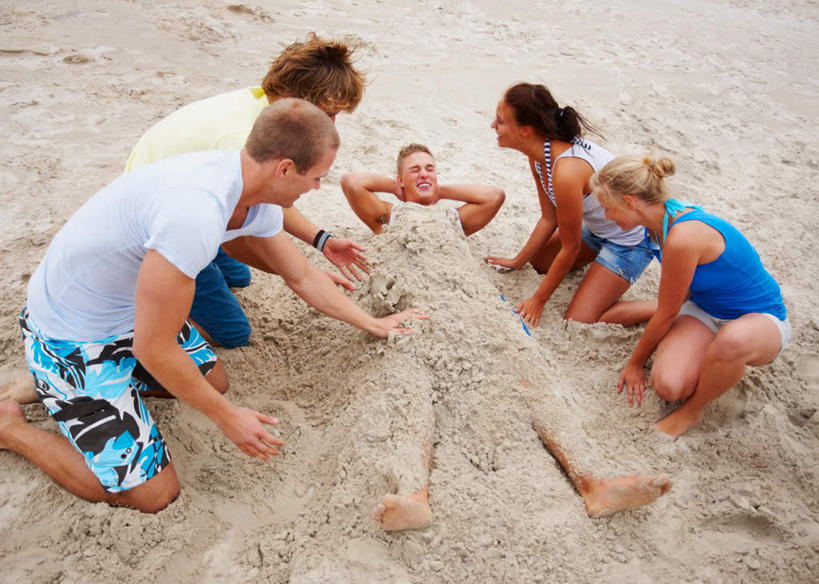 西方人,腿部,脚,脚趾,脚趾甲,腿,伙伴,朋友,躺,蹲,笑,微笑,露齿笑,横图,俯视,室外,白天,友谊,沙滩,欧洲,欧洲人,五个人,抱头,覆盖,短裤,服装,裤子,背心,沙子,海岸,沙地,许多人,注视,休闲装,光脚,衣服,观察,看,一群人,休闲,赤脚,休闲服,沙滩裤,服饰,观看,察看,双手抱头,掩盖,关注,掩饰,捧首,捧头,笼罩,卧着,友情,男人,男性,年轻男性,年轻女性,女人,女性,白种人,脚指甲,海滩,蹲着,躺着,卧,彩图,高角度拍摄,全身,袒护