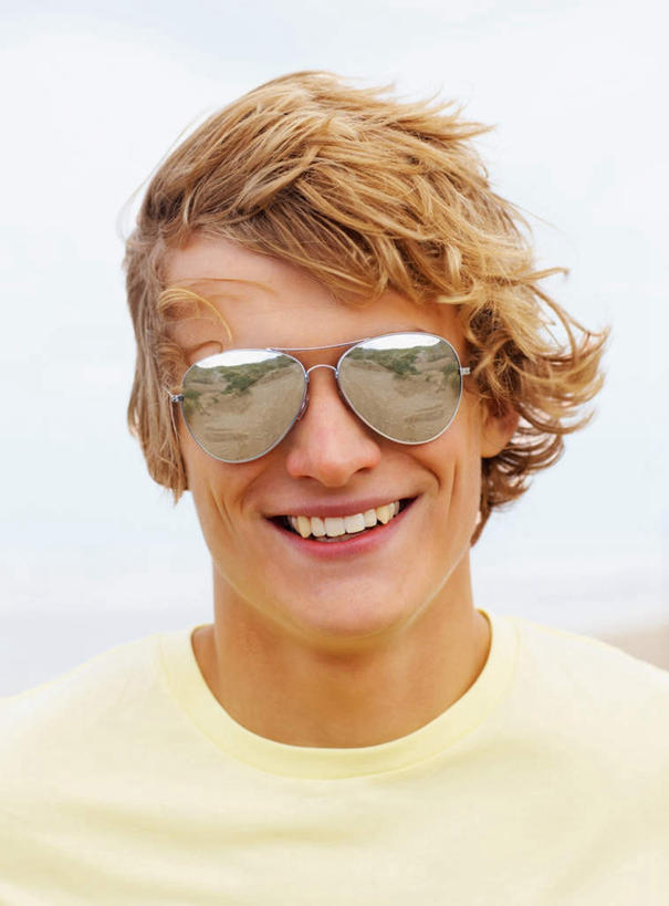 西方人,脸,头,脸颊,头发,一个人,站,笑,微笑,露齿笑,竖图,室外,特写,白天,正面,沙滩,欧洲,欧洲人,仅一个男性,仅一个人,服装,朦胧,模糊,飘扬,墨镜,沙子,眼镜,海岸,沙地,注视,休闲装,肩膀,仅一个年轻男性,衣服,黄色,太阳镜,太阳眼镜,观察,看,站着,休闲,休闲服,金色,遮阳镜,服饰,观看,飘逸,察看,关注,飞扬,男人,男性,年轻男性,白种人,头部,脸部,脸蛋,面部,海滩,站立,半身,彩图,短发