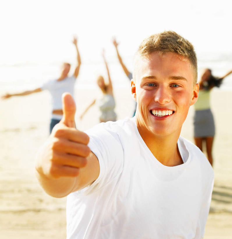 西方人,伙伴,朋友,举,伸展双臂,笑,微笑,露齿笑,竖图,室外,白天,正面,跳舞,友谊,智慧,海浪,海洋,沙滩,欧洲,欧洲人,五个人,阴影,突出,服装,裤子,朦胧,模糊,光线,沙子,影子,海岸,浪花,云,云朵,沙地,许多人,云彩,注视,牛仔裤,休闲装,称赞,表扬,衣服,白云,天空,阳光,海水,天,观察,看,手势,托,一群人,休闲,休闲服,竖,服饰,晴朗,观看,翘,高,察看,夸奖,优秀,关注,舞姿,海景,好,妙,顺利,出色,超群,杰出,卓越,奇妙,聪明,友情,男人,男性,年轻男性,年轻女性,女人,女性,白种人,大拇指,大海,风浪,海,海水的波动,海滩,近岸浪,涌浪,晴空,敞开双臂,举起,举手,举着,伸开双臂,向上举,向上伸,向上托,展开双肩,张开手臂,张开双臂,半身,彩图,舞蹈