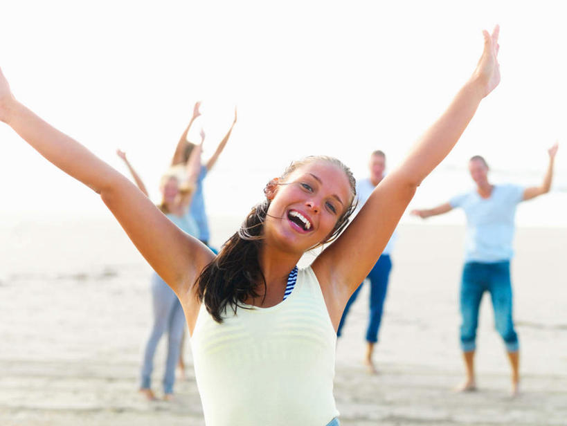 西方人,伙伴,朋友,举,伸展双臂,笑,微笑,露齿笑,横图,室外,白天,正面,跳舞,友谊,海浪,海洋,沙滩,欧洲,欧洲人,五个人,阴影,服装,裤子,朦胧,模糊,光线,沙子,影子,海岸,浪花,云,云朵,沙地,许多人,云彩,注视,牛仔裤,休闲装,衣服,白云,天空,阳光,海水,天,观察,看,托,一群人,休闲,休闲服,服饰,晴朗,观看,察看,关注,舞姿,海景,友情,男人,男性,年轻男性,年轻女性,女人,女性,白种人,大海,风浪,海,海水的波动,海滩,近岸浪,涌浪,晴空,敞开双臂,举起,举手,举着,伸开双臂,向上举,向上伸,向上托,展开双肩,张开手臂,张开双臂,半身,彩图,舞蹈