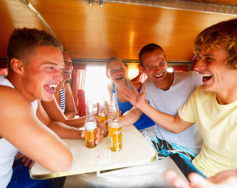 啤酒,西方人,伙伴,朋友,坐,笑,微笑,露齿笑,横图,室内,白天,正面,友谊,桌面,桌子,汽车,欧洲,欧洲人,五个人,一辆,握,服装,朦胧,模糊,木制,面包车,酒类,许多人,拿,拿着,注视,休闲装,车,玻璃制品,酒,酒瓶,饮料,衣服,玻璃瓶,木制品,瓶子,交通工具,观察,看,一群人,休闲,休闲服,握着,服饰,观看,察看,关注,载具,友情,男人,男性,年轻男性,年轻女性,女人,女性,白种人,坐着,半身,彩图