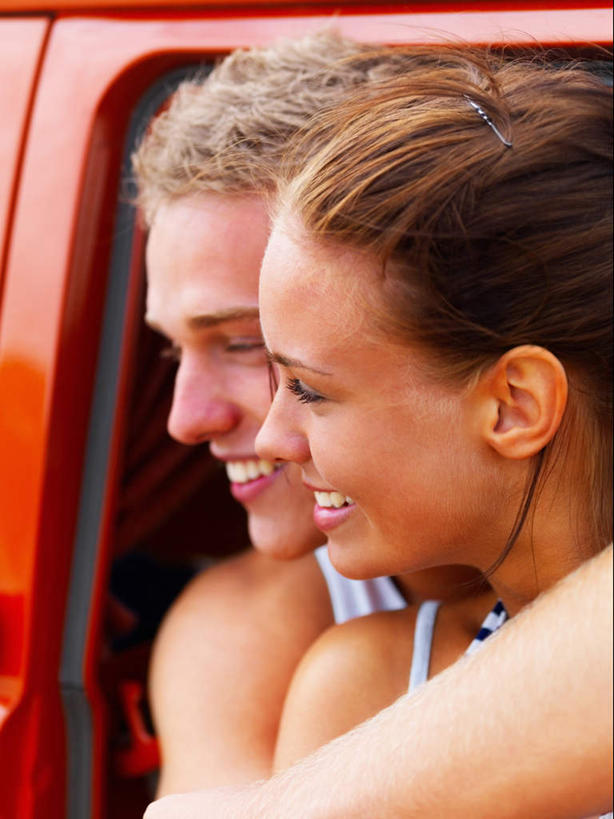 西方人,脸,头,脸颊,手,两个人,坐,抱,笑,微笑,露齿笑,竖图,室外,特写,白天,正面,爱情,汽车,欧洲,欧洲人,一辆,服装,朦胧,模糊,面包车,浪漫,扭头,注视,休闲装,肩膀,车,衣服,交通工具,观察,看,转头,休闲,温暖,温馨,手部,休闲服,恩爱,恋人,服饰,抱着,观看,单手,和睦,察看,搂着,关注,载具,男人,男性,年轻男性,年轻女性,女人,女性,白种人,头部,脸部,脸蛋,面部,情侣,搂,搂抱,坐着,半身,彩图,伴侣,融洽