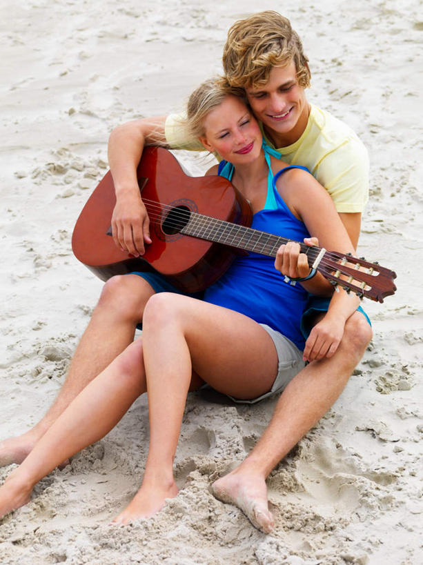 西方人,腿部,脚,脚趾,脚趾甲,腿,两个人,坐,抱,笑,微笑,露齿笑,竖图,俯视,室外,白天,爱情,沙滩,欧洲,欧洲人,握,服装,沙子,海岸,吉他,乐器,弦乐器,沙地,浪漫,弹奏,拿,拿着,注视,休闲装,光脚,衣服,观察,看,休闲,温暖,温馨,赤脚,休闲服,恩爱,握着,恋人,服饰,抱着,观看,和睦,察看,搂着,关注,弹拨弦鸣乐器,男人,男性,年轻男性,年轻女性,女人,女性,白种人,脚指甲,情侣,海滩,搂,搂抱,坐着,半身,彩图,高角度拍摄,伴侣,融洽,弹拨弦乐器