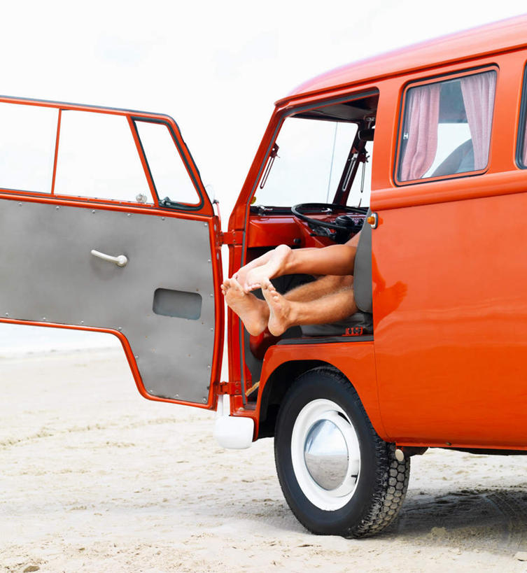 西方人,腿部,脚,脚趾,脚趾甲,腿,两个人,躺,竖图,室外,白天,正面,爱情,海浪,海洋,沙滩,汽车,欧洲,欧洲人,一辆,沙子,海岸,浪花,面包车,沙地,浪漫,光脚,车,天空,海水,交通工具,天,趴着,温暖,温馨,赤脚,恩爱,恋人,晴朗,和睦,载具,海景,万里无云,卧着,男人,男性,年轻男性,年轻女性,女人,女性,白种人,脚指甲,情侣,大海,风浪,海,海水的波动,海滩,近岸浪,涌浪,晴空,晴空万里,趴,躺着,卧,半身,彩图,伴侣,融洽