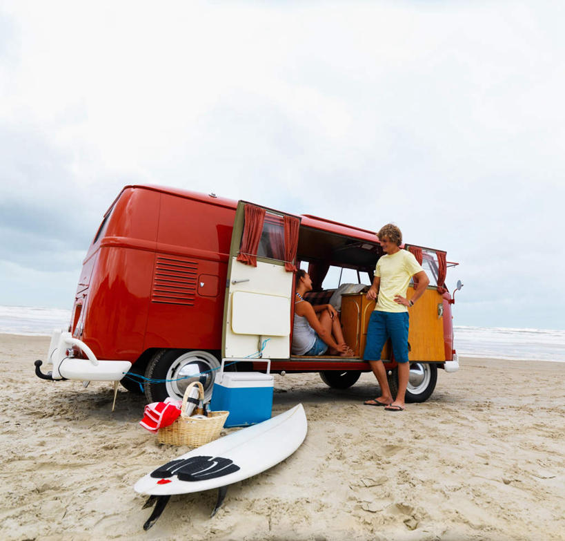 西方人,两个人,站,坐,交叉,横图,室外,白天,正面,爱情,海浪,海洋,沙滩,竹子,欧洲,欧洲人,竹制,服装,编织,冲浪板,篮子,沙子,海岸,浪花,云,云朵,沙地,浪漫,云彩,注视,休闲装,运动器械,手叉腰,衣服,蓝色,白云,蓝天,天空,海水,竹篮,天,叉腰,观察,看,站着,休闲,温暖,温馨,休闲服,健身器械,恩爱,恋人,服饰,晴朗,观看,竹条,交织,和睦,察看,竹制品,关注,健身器材,海景,穿插,冲浪装备,男人,男性,年轻男性,年轻女性,女人,女性,白种人,情侣,大海,风浪,海,海水的波动,海滩,近岸浪,涌浪,晴空,站立,坐着,彩图,全身,伴侣,融洽,运动器材