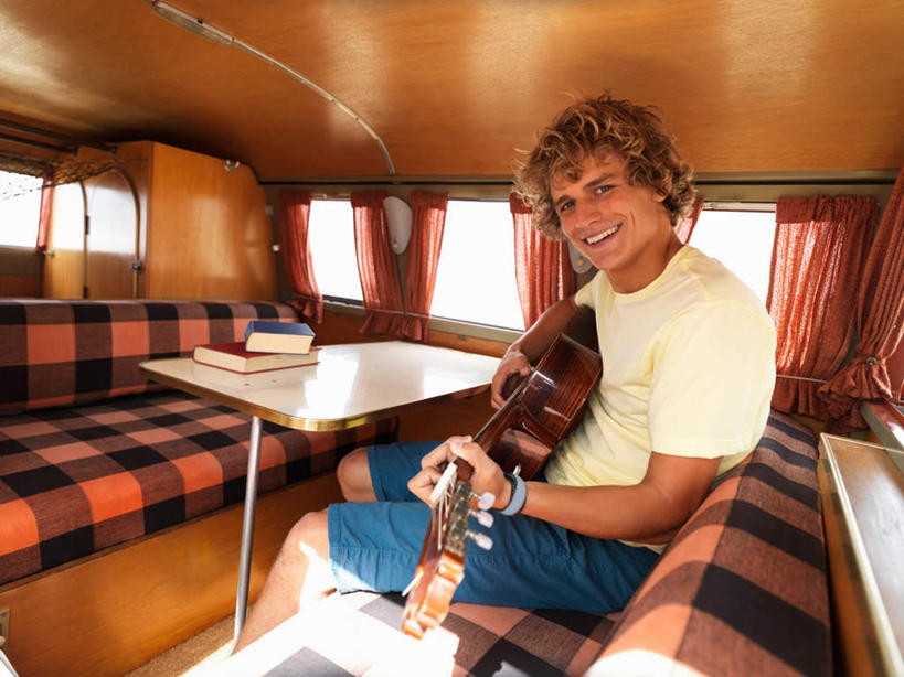 西方人,一个人,坐,笑,微笑,露齿笑,横图,室内,白天,侧面,窗户,沙发,桌面,桌子,汽车,书籍,欧洲,欧洲人,仅一个男性,仅一个人,一辆,握,服装,裤子,大理石,吉他,乐器,弦乐器,面包车,弹奏,扭头,注视,牛仔裤,休闲装,玻璃窗,车,装饰品,仅一个年轻男性,衣服,饰品,手链,首饰,交通工具,观察,看,转头,休闲,休闲服,握着,服饰,手镯,观看,察看,关注,载具,弹拨弦鸣乐器,镯子,布艺沙发,大理石制品,男人,男性,年轻男性,白种人,书,图书,坐着,半身,彩图,弹拨弦乐器