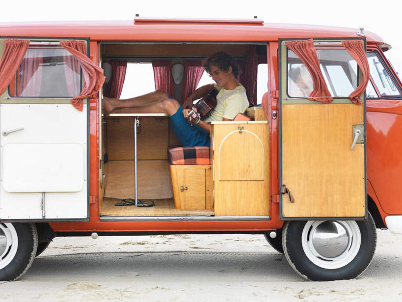 西方人,一个人,坐,横图,室外,白天,侧面,沙滩,汽车,欧洲,欧洲人,仅一个男性,仅一个人,一辆,握,服装,沙子,海岸,吉他,乐器,弦乐器,面包车,沙地,弹奏,拿,拿着,注视,休闲装,车,仅一个年轻男性,衣服,交通工具,观察,看,休闲,休闲服,握着,服饰,观看,察看,关注,载具,弹拨弦鸣乐器,男人,男性,年轻男性,白种人,海滩,坐着,彩图,全身,弹拨弦乐器