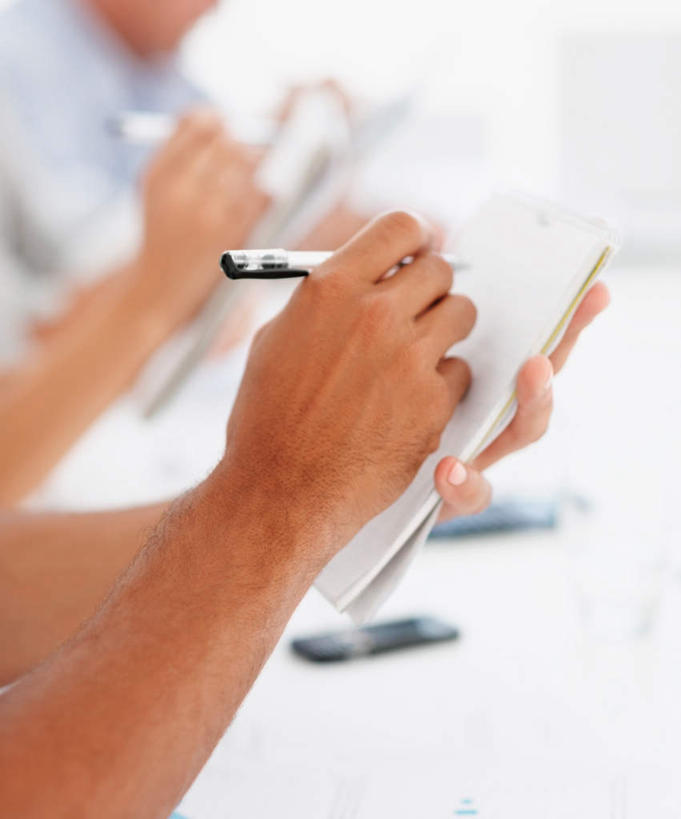 西方人,手,三个人,伙伴,朋友,商务人士,商务男性,商务女性,坐,竖图,室内,特写,白天,侧面,衬衫,友谊,合作,团队,桌面,桌子,欧洲,欧洲人,双手,握,阴影,套装,朦胧,模糊,反射,木制,笔,影子,办公用品,记事本,拿,拿着,水笔,文具,本子,笔记本,木制品,学习用品,手部,战略,握着,文具用品,书写,商务装,工薪阶层,联合,合谋,配合,协作,男人,男性,年轻男性,年轻女性,女人,女性,白种人,白领,上班族,坐着,半身,彩图,衬衣