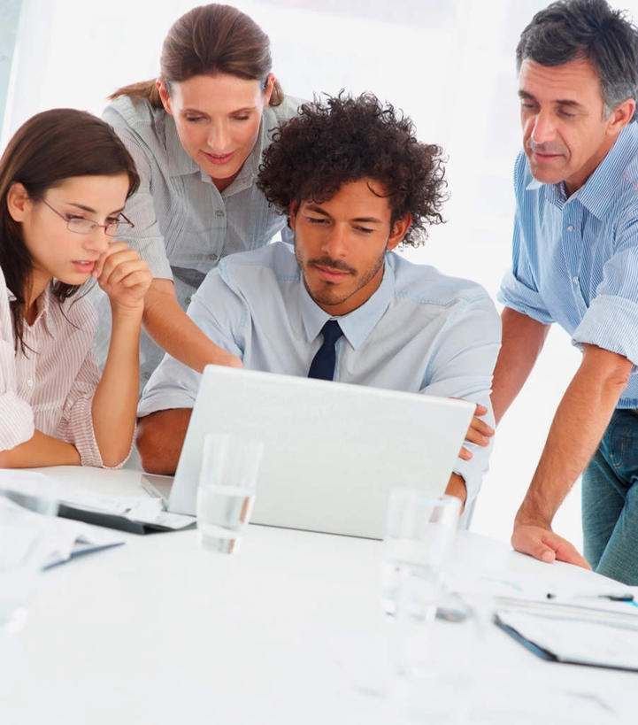 西方人,四个人,伙伴,朋友,商务人士,商务男性,商务女性,办公室,站,坐,笑,说,微笑,竖图,室内,白天,正面,衬衫,讨论,友谊,合作,团队,电脑,笔记本电脑,家具,桌子,欧洲,欧洲人,撑,套装,网络,材料,档案,文件,眼镜,办公桌,墙,领带,注视,通讯设备,墙壁,墙面,白色,资料,低头,观察,看,站着,战略,观看,察看,无线,撑着,象征,庄重,关注,文档,通信设备,商务装,身份,无线网络,近视眼镜,无线上网,便携式电脑,工薪阶层,办公家具,联合,合谋,正式,地位,交流,配合,协作,手提电脑,男人,男性,女人,女性,中年男性,中年女性,白种人,白领,上班族,沟通,讲话,交谈,商讨,说话,谈话,站立,坐着,半身,彩图,衬衣