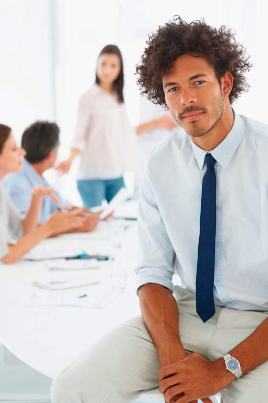 西方人,四个人,伙伴,朋友,商务人士,商务男性,商务女性,办公室,站,坐,笑,说,微笑,竖图,室内,白天,正面,衬衫,讨论,友谊,合作,团队,窗户,家具,落地窗,桌子,欧洲,欧洲人,握,阴影,套装,朦胧,模糊,时间,反射,材料,档案,时钟,手表,文件,影子,办公桌,计时,注视,玻璃窗,白板,资料,钟表,观察,看,站着,表,战略,握着,观看,腕表,察看,关注,文档,商务装,记录板,工薪阶层,记事板,办公家具,联合,合谋,交流,配合,协作,男人,男性,女人,女性,中年男性,中年女性,白种人,白领,上班族,钟,沟通,讲话,交谈,商讨,说话,谈话,站立,坐着,半身,彩图,衬衣