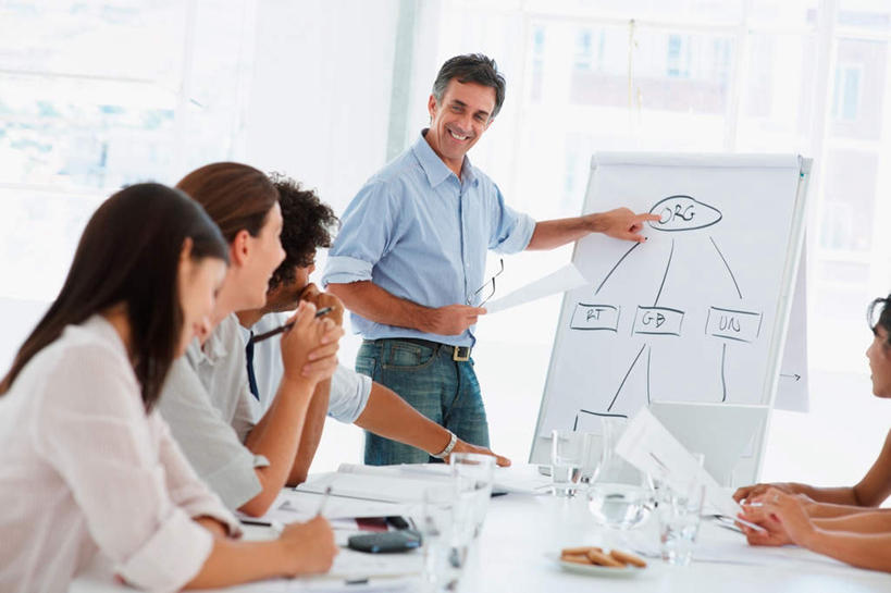 点心,西方人,伙伴,朋友,商务人士,商务男性,商务女性,办公室,站,坐,笑,说,微笑,露齿笑,横图,室内,白天,正面,衬衫,讨论,友谊,合作,团队,水,窗户,家具,落地窗,桌子,杯子,餐具,欧洲,欧洲人,五个人,握,套装,时间,材料,档案,碟子,盘,时钟,手表,文件,液体,办公桌,食品,曲奇,许多人,拿,计时,拿着,扭头,注视,饮用水,玻璃窗,玻璃制品,食物,白板,盘子,水杯,资料,碟,钟表,饼干,零食,矿泉水,观察,看,站着,转头,一群人,表,战略,握着,观看,腕表,察看,关注,文档,商务装,记录板,曲奇饼,工薪阶层,蒸馏水,曲奇饼干,记事板,办公家具,联合,合谋,交流,配合,协作,男人,男性,女人,女性,中年男性,中年女性,白种人,白领,上班族,玻璃杯,钟,沟通,讲话,交谈,商讨,说话,谈话,站立,坐着,半身,彩图,衬衣