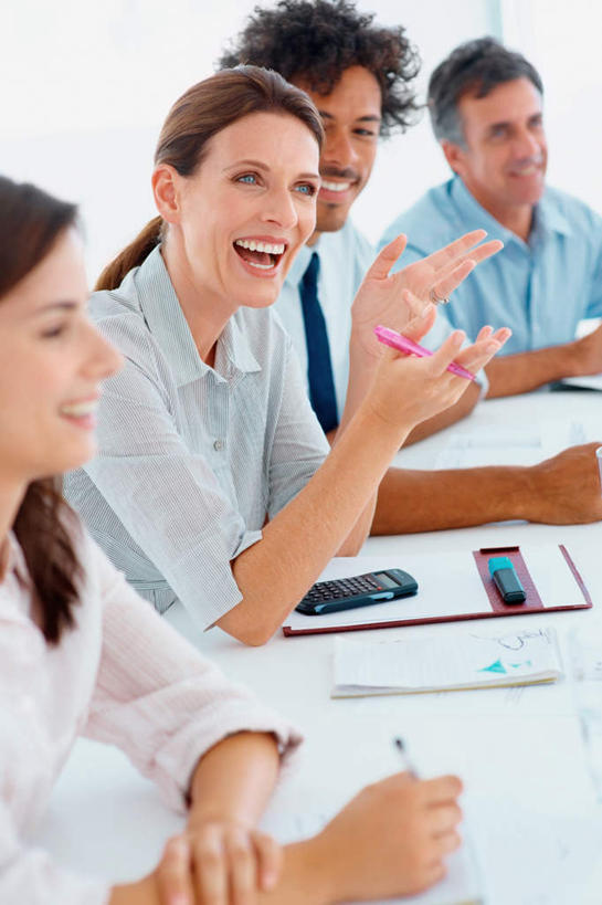 西方人,四个人,伙伴,朋友,商务人士,商务男性,商务女性,办公室,坐,笑,鼓掌,微笑,露齿笑,竖图,室内,白天,正面,衬衫,友谊,合作,团队,窗户,家具,落地窗,桌子,欧洲,欧洲人,握,套装,笔,材料,档案,文件,办公桌,办公用品,领带,拿,拿着,注视,水笔,玻璃窗,文具,学习用品,资料,观察,看,战略,握着,观看,文具用品,察看,书写,象征,庄重,关注,文档,商务装,身份,工薪阶层,办公家具,联合,合谋,正式,地位,配合,协作,男人,男性,女人,女性,中年男性,中年女性,白种人,白领,上班族,拍手,坐着,半身,彩图,衬衣