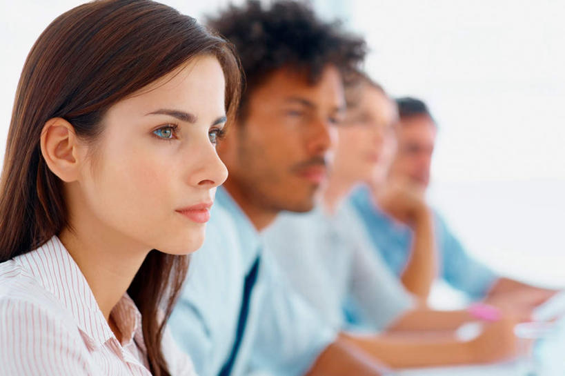 西方人,四个人,伙伴,朋友,商务人士,商务男性,商务女性,办公室,坐,横图,室内,白天,侧面,衬衫,友谊,合作,团队,家具,桌子,欧洲,欧洲人,一排,握,阴影,套装,朦胧,模糊,整齐,反射,材料,档案,文件,影子,纸,办公桌,墙,拿,拿着,注视,墙壁,墙面,排列,白色,手稿,资料,观察,看,战略,握着,观看,证明,察看,队列,关注,文档,商务装,工薪阶层,办公家具,联合,合谋,配合,协作,男人,男性,女人,女性,中年男性,中年女性,白种人,白领,上班族,坐着,半身,彩图,衬衣