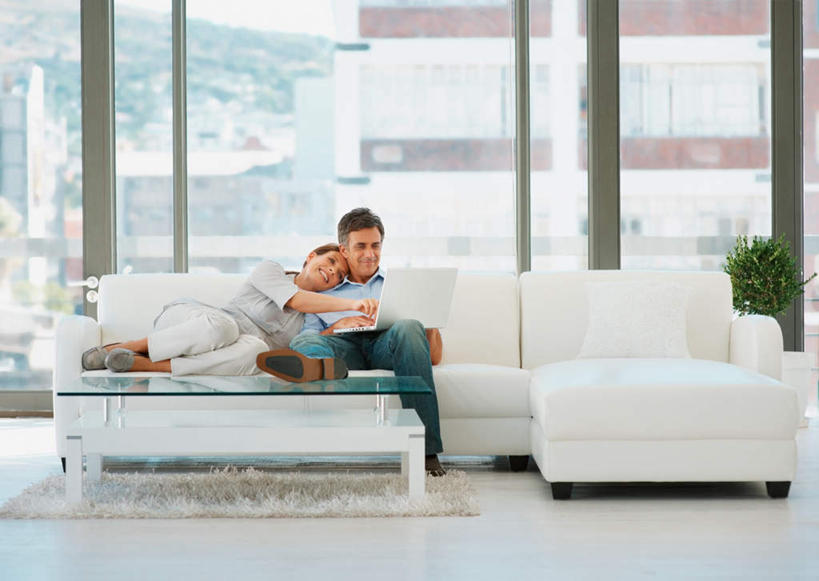 西方人,中年人,两个人,家庭,夫妻,客厅,坐,躺,笑,微笑,露齿笑,横图,室内,白天,正面,爱情,电脑,笔记本电脑,窗户,落地窗,桌子,玻璃,欧洲,欧洲人,敲打,服装,朦胧,模糊,网络,浪漫,茶几,注视,休闲装,输入,通讯设备,玻璃窗,玻璃制品,衣服,打字,观察,看,休闲,温暖,温馨,一家人,休闲服,恩爱,恋人,服饰,观看,点击,敲击,和睦,察看,无线,起居室,关注,通信设备,无线网络,无线上网,便携式电脑,客堂,卧着,按键,手提电脑,男人,男性,女人,女性,中年男性,中年女性,白种人,夫妇,情侣,躺着,卧,坐着,彩图,全身,伴侣,融洽