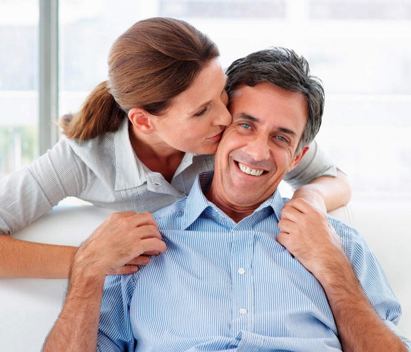 西方人,中年人,两个人,家庭,夫妻,客厅,站,坐,闭眼,抱,笑,吻,微笑,露齿笑,横图,室内,白天,正面,爱情,窗户,落地窗,沙发,欧洲,欧洲人,服装,朦胧,模糊,浪漫,扭头,注视,休闲装,玻璃窗,衣服,观察,看,站着,转头,休闲,温暖,温馨,一家人,休闲服,恩爱,恋人,服饰,抱着,观看,和睦,察看,起居室,搂着,关注,布艺沙发,客堂,男人,男性,女人,女性,中年男性,中年女性,白种人,夫妇,情侣,闭眼睛,闭着眼,闭着眼睛,搂,搂抱,亲,亲吻,站立,坐着,半身,彩图,伴侣,融洽