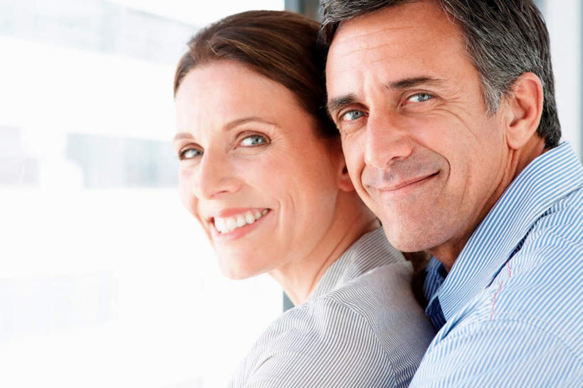 西方人,中年人,两个人,家庭,夫妻,站,抱,笑,微笑,露齿笑,横图,室内,白天,侧面,爱情,窗户,落地窗,欧洲,欧洲人,阴影,服装,朦胧,模糊,反射,影子,浪漫,扭头,注视,休闲装,玻璃窗,衣服,观察,看,站着,转头,休闲,温暖,温馨,一家人,休闲服,恩爱,恋人,服饰,抱着,观看,和睦,察看,搂着,关注,男人,男性,女人,女性,中年男性,中年女性,白种人,夫妇,情侣,搂,搂抱,站立,半身,彩图,伴侣,融洽