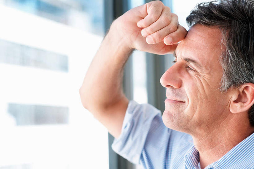 西方人,脸,头,脸颊,手,一个人,站,笑,微笑,露齿笑,横图,室内,特写,白天,侧面,窗户,欧洲,欧洲人,仅一个男性,仅一个人,仅一个中年男性,撑,阴影,服装,朦胧,模糊,反射,影子,注视,休闲装,肩膀,玻璃窗,衣服,观察,看,站着,休闲,手部,休闲服,服饰,观看,单手,察看,撑着,关注,男人,男性,中年男性,白种人,头部,脸部,脸蛋,面部,站立,半身,彩图