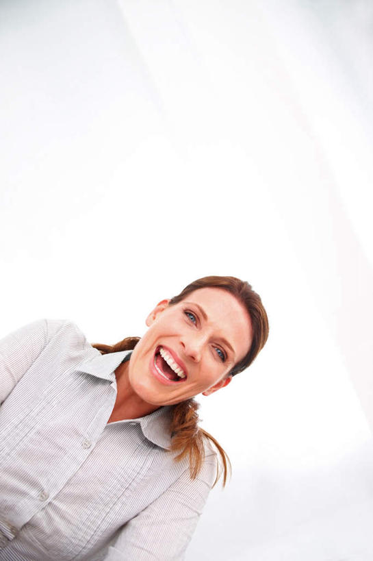 西方人,一个人,商务人士,商务女性,站,笑,微笑,露齿笑,竖图,室内,白天,白色背景,仰视,欧洲,欧洲人,仅一个女性,仅一个人,阴影,套装,反射,影子,注视,低头,观察,看,站着,仅一个中年女性,摄影,影棚,观看,察看,关注,商务装,工薪阶层,女人,女性,中年女性,白种人,白领,上班族,站立,半身,彩图,低角度拍摄,影棚拍摄,拍摄