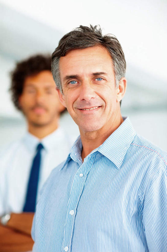 西方人,两个人,伙伴,朋友,商务人士,商务男性,站,笑,双手交叉,微笑,露齿笑,竖图,室内,白天,正面,衬衫,友谊,合作,团队,欧洲,欧洲人,阴影,套装,朦胧,模糊,反射,影子,领带,注视,观察,看,站着,战略,观看,察看,双手抱胸,象征,庄重,关注,商务装,身份,工薪阶层,联合,合谋,正式,地位,配合,协作,男人,男性,中年男性,白种人,白领,上班族,站立,半身,彩图,衬衣