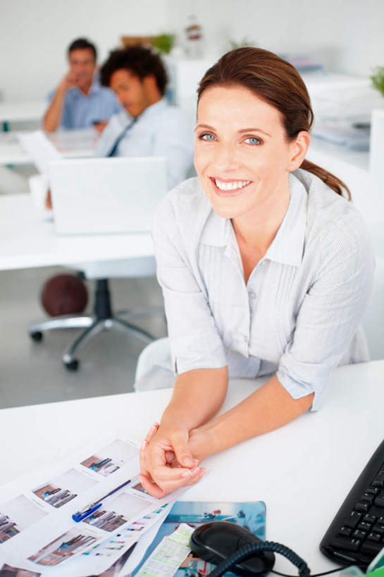 西方人,三个人,伙伴,朋友,商务人士,商务男性,商务女性,办公室,站,坐,笑,打电话,微笑,露齿笑,竖图,俯视,室内,白天,衬衫,友谊,合作,团队,家具,桌子,电话,椅子,欧洲,欧洲人,撑,阴影,套装,朦胧,模糊,反射,材料,档案,文件,影子,纸,办公桌,墙,托腮,注视,通讯设备,墙壁,墙面,白色,话筒,会议椅,手稿,资料,观察,看,托,站着,电话线,战略,观看,办公椅,证明,察看,固定电话,关注,托下巴,文档,商务装,工薪阶层,办公家具,联合,合谋,商务椅,培训椅,交流,配合,协作,男人,男性,女人,女性,中年男性,中年女性,白种人,白领,上班族,电话机,沟通,抬头,通话,仰头,站立,坐着,半身,彩图,高角度拍摄,衬衣