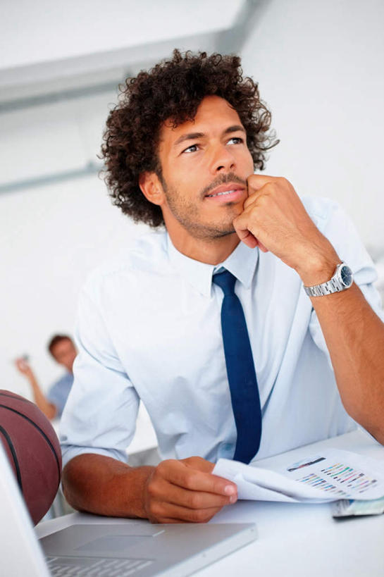 西方人,两个人,伙伴,朋友,商务人士,商务男性,办公室,坐,竖图,室内,白天,正面,衬衫,友谊,合作,团队,家具,桌子,欧洲,欧洲人,撑,握,套装,朦胧,模糊,时间,材料,档案,时钟,手表,文件,纸,办公桌,墙,领带,拿,计时,拿着,托腮,注视,墙壁,墙面,白色,手稿,资料,钟表,观察,看,托,表,战略,握着,观看,腕表,证明,察看,象征,庄重,关注,托下巴,文档,商务装,身份,工薪阶层,办公家具,联合,合谋,正式,地位,配合,协作,男人,男性,中年男性,白种人,白领,上班族,钟,坐着,半身,彩图,衬衣