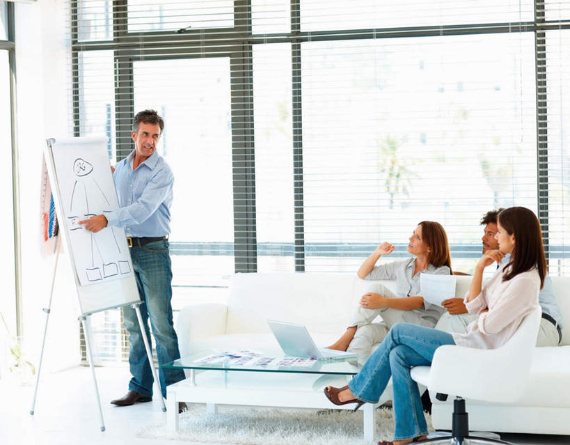 西方人,四个人,伙伴,朋友,商务人士,商务男性,商务女性,站,坐,说,横图,室内,白天,正面,衬衫,讨论,友谊,合作,团队,窗户,落地窗,沙发,桌子,玻璃,欧洲,欧洲人,撑,套装,分析,图形,系统,茶几,扭头,托腮,注视,玻璃窗,玻璃制品,白板,观察,看,托,站着,转头,战略,观看,察看,关注,托下巴,商务装,记录板,布艺沙发,工薪阶层,记事板,联合,合谋,方法,思路,框图,流程图,算法,交流,配合,协作,男人,男性,女人,女性,中年男性,中年女性,白种人,白领,上班族,沟通,讲话,交谈,商讨,说话,谈话,站立,坐着,半身,彩图,衬衣