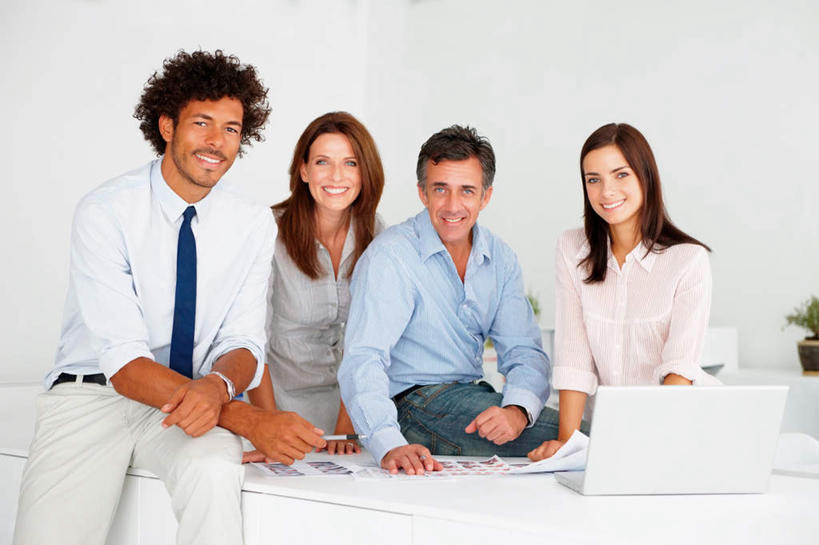 西方人,四个人,伙伴,朋友,商务人士,商务男性,商务女性,办公室,站,坐,笑,微笑,露齿笑,横图,室内,白天,正面,衬衫,友谊,合作,团队,电脑,笔记本电脑,植物,家具,桌子,欧洲,欧洲人,一排,套装,整齐,时间,网络,盆栽,时钟,手表,图纸,办公桌,墙,领带,盆景,设计图,计时,注视,通讯设备,墙壁,墙面,排列,绿色,白色,自然,钟表,观察,看,站着,表,战略,生长,成长,观看,腕表,察看,无线,象征,庄重,队列,关注,通信设备,商务装,身份,无线网络,工程图,草图,蓝图,无线上网,便携式电脑,工薪阶层,办公家具,联合,合谋,正式,地位,配合,协作,手提电脑,男人,男性,女人,女性,中年男性,中年女性,白种人,白领,上班族,设计,钟,站立,坐着,半身,彩图,衬衣